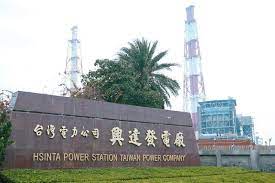 815全臺大停電 是指2017年8月15日16時51分起在 臺灣 本島各地發生的大規模無預警 停電 事件 ，肇因於 臺灣中油 對 台電 大潭發電廠 的 天然氣 供應管線因 巨路國際公司 更換卡片不當造成意外停止運作，導致大潭發電廠6部機組全部跳停，進而造成全臺電力 備轉容量 不足， 供電 系統避免全面崩潰啟動保護措施而分區停電，最終於同日23時始恢復正常供電。. G2twjqxno4zsim