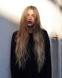 Apa uploaded to instagram on wednesday an uncaptioned photo of himself sitting on a couch with berry who is displaying a baby bump. Clara Berry Ein Model Aus France Model Management