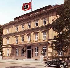 Hitler maintained three residences during the third reich: Dokumentationszentrum Hitlers Braunes Haus Zerreissprobe Fur Munchen Welt