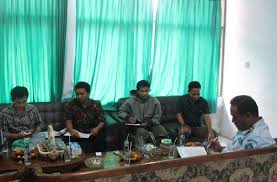 Saved by a local fisherman named sulaiman, datuk mustaza feels indebted to him, and wishes to have their children marry each other. Kpu Gelar Rakor Dengan Pihak Rutan Pastikan Data Pemilih Warga Binaan Kpu Kabupaten Pandeglang