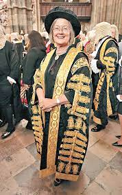 列治文的何熙怡女男爵，dbe，pc，fba（英語：brenda marjorie hale, baroness hale of richmond，1945年1月31日－），英國法官，2017年9月起出任聯合王國最高法院院長。何熙怡女男爵在英國約克郡的利兹出生，丈夫爲julian farrand博士御用大律師，他們有四名子女及七名孫子女。 Dhrmuzhlbh49mm