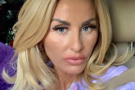 W setnym odcinku show gwiazda pokaże wizytę u fryzjera i oficjalnie zaprezentuje swoja metamorfozę. Dagmara Kazmierska Z Krolowych Zycia Wspomina Zmarla Babcie Budzisz Sie Ze Mna Babciu Codziennie