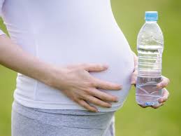 Air putih dapat membantu tubuh mencerna nutrisi yang masuk ke dalam tubuh. Mengapa Ibu Hamil Mual Saat Minum Air Putih