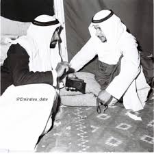 تـاريـخ الإمـارات On Instagram الشيخ زايد بن سلطان ال نهيان في حديث ودي مع معالي حمودة بن علي الظاهري وزير الدولة لل Old Photos United Arab Emirates Olds