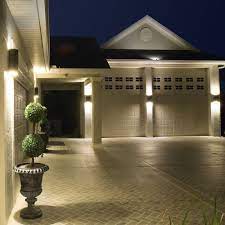 This Is A Good Use Of Light On The Exterior Of This House Because It Makes The House Appear Tall Landscape Lighting Design Driveway Lighting Landscape Lighting