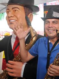 Bonecos gigantes homenageiam saxofonista arretado em Olinda