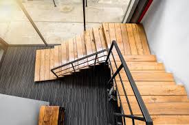 Des rayures ou de petites fissurent peuvent apparaître. Escaliers En Bois Sur Mesure Ou En Kit Le Guide De Choix