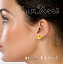 鉛筆と紙のイヤリング