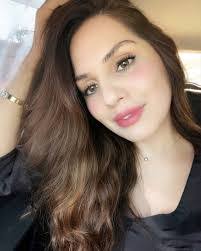 Alice Loza's Instagram, Twitter & Facebook