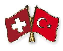 Der türkische linksverteidiger bricht über die linke seite durch, lässt der reihe nach widmer, akanji und xhaka. Freundschaftspins Schweiz Turkei Flaggen Und Fahnen