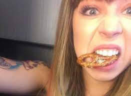 Jennette michelle faye mccurdy (born june 26, 1992) is an american writer, director, producer, youtuber Jennette Mccurdy Schockt Mit Neuem Tattoo Starzip