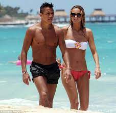 Jugador del arsenal y de la selección chilena de fútbol. Alexis Sanchez S Girlfriend Laia Grassi Deletes All Instagram Pics Of Arsenal Man After Miss Chile Camila Andrade Text Accusations Daily Mail Online