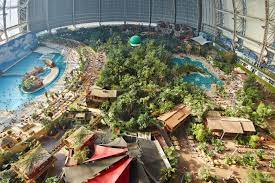 Embarquez à quatre pour une descente vertigineuse. Le Parc Aquatique De Vos Reves Vous Attend En Allemagne Prets A Piquer Une Tete Buzzly