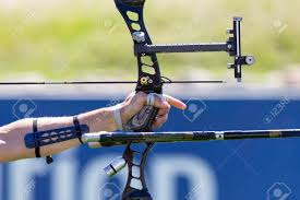 Catsports offre des articles de tir à l'arc robustes et sécuritaires, permettant une mise en place facile dans les écoles ou camps de jours, aux meilleurs prix et livrés rapidement. Un Homme Tire Avec Un Arc Classique Lors De Non Competition De Tir A L Arc Ouvert Mains Et Arc Seulement Banque D Images Et Photos Libres De Droits Image 56508214