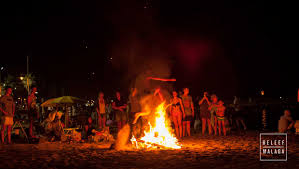 Het is een magisch feest waarbij de spanjaarden vieren dat de zomer weer centraal staan water en vuur, de symbolen van zuivering. Noche De San Juan Malaga 2021 Over Het Begin Van De Zomer In Malaga