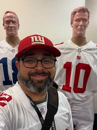 FanaticsFest 2025 was crazy cool! Got to perform this “Manning-quin” bit  with my favorite improvisor (and fellow @marsvenuslive Martian, Amadeo  Fusca @amadeofusca) trying to get Peyton and Eli to sign their own (