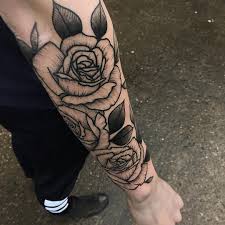 Tatouage Avant Bras Homme Motifs Et Styles Varies Tatouage Avant Bras Tatouage Avant Bras Homme Tatouage Rose Avant Bras