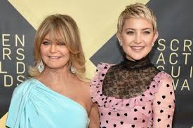 While kate hudson chatted to access about her three kiddos, her parents, goldie hawn and kurt russell, hilariously crashed her. Goldie Hawn And Kate Hudson S Childbirth Conversation On Ellen