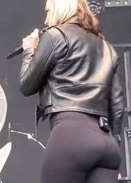 I love how much Lzzy Hale loves to tease us. : rRoom1334