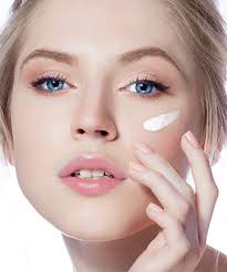 These articles will show you the best makeup techniques so you look beautiful. 18 Beauty Tips Beauty Editors Swear By
