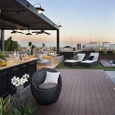 Descubre nuestra exclusiva selección de muebles de diseño con acabados de acero inoxidable a un precio excepcional. Decoracion De Interiores Un Atico Reformado De Estilo Clasico Y A La Vez Contemporaneo Con Una Terraza De Ensueno Foto 1