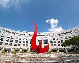 香港科技大學 （英語： the hong kong university of science and technology ， 縮寫 ： hkust ），簡稱 科大 ，是 香港 的一所公立 研究型大學 ，位於香港 新界 西貢區 清水灣半島 ，現時屬於「qs世界百強大學」。. é¦™æ¸¯ç§'æŠ€å¤§å­¸å…¥å­¸æ‡¶äººåŒ…