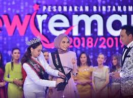 Ikuti ucapan istimewa dari finalis dewi remaja 2018/19 untuk calon spm tahun ini dan perkongsian mereka tentang pengalaman tersendiri berdepan peperiksaan. Keputusan Penuh Pemenang Dewi Remaja 2018 2019 Yang Jatuh Kepada