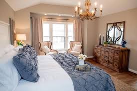 The result is a serene space that incorporates the elegance of a living room, with the comfort of a bedroom. Master Bedroom Fixer Upper Schlafzimmer Novocom Top