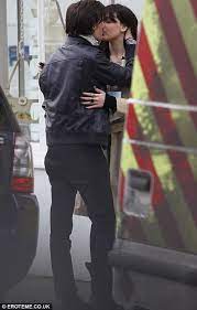 Born daisy rebecca lowe on 27th january, 1989 in primrose hill, london, england, uk, she is famous for daughter of pearl lowe and gavin rossdale. Daisy Lowe Gives Matt Smith A Dose Of Love By Kissing Him In The Street Daily Mail Online