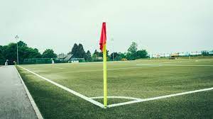 intro e a b e verse 1 e a b e weil du für mi bevorst mi niderglegt hast gsungen hast e a b e ganz egal wie bled i war nie auf mi gspunnan host e a b e weist mi des erste moi am fußballplatz mitgnommen host e a b e vater war so seltn da weswegn host du des gmocht e a b e weist jedn elternsprechtag immer mit humor gnumman host e a b e mia. Top 5 Besondere Fussballplatze In Berlin Qiez