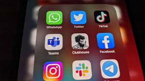 In den sozialen medien werden sie dafür übel beschimpft. Kommentatoren Veroffentlichen Hassnachrichten Frank Buschmann Und Wolff Christoph Fuss Haben Beleidigungen Im Netz Satt Wissen Stuttgarter Zeitung