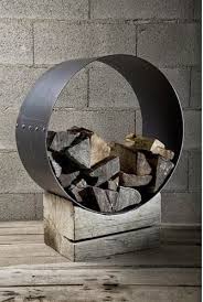 Le design intérieur remonte à des décennies et bien qu'il y ait eu de nombreux styles et styles différents, les éléments de base sont toujours restés les mêmes. La Bas La Haut Stockage De Bois De Chauffage Interieur Rangement Bois De Chauffage Stockage De Bois De Chauffage