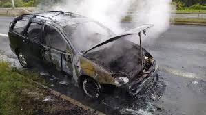 Na místě je preventivně zzs. Foto Vcerejsi Pozar Auta Ve Strakonicke Ulici Zablokoval Dopravu Krimi Prazska Drbna Zpravy Z Prahy