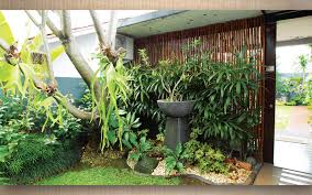 Bila kamu tak ingin terlalu repot, kamu bisa memisahkan antara area yang dipenuhi rumput dengan area khusus. Ingin Rekreasi Di Rumah Ciptakan Taman Mungil Hijau Yang Segar