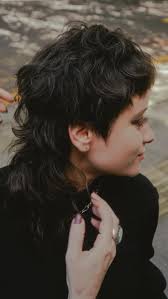 Corte à navalha: vilã ou aliada? , Muita gente ainda tem medo da navalha,  especialmente em cabelos com curvatura., Mas quando usada com técnica e  consciência, ela não danifica os fios: ela revela ...