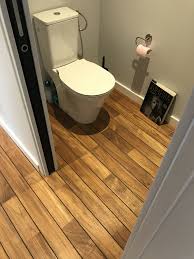 Realisation D Une Pose Collee En Plein D Un Parquet Massif En Teck Pre Huile Avec Joint Noir Pont De Ba Parquet Pont De Bateau Salle De Bain Salle De Bain Teck
