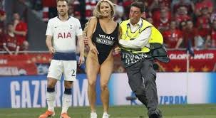 The champions league final is the biggest annual game in world soccer, and pulisic's performance in the semifinal against real madrid is the salient reason the blues will compete for their second. Chi E Kinsey Wolanski La Modella Della Sexy Invasione Di Campo In Finale Di Champions
