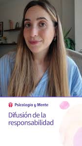 ¿Nadie va a hacer nada? 😳, Este experimento social muestra cómo  reaccionamos (o no) cuando pasa algo tan grave como esto en la calle., Se  llama difusión de la responsabilidad: cuanta más gente hay, ...