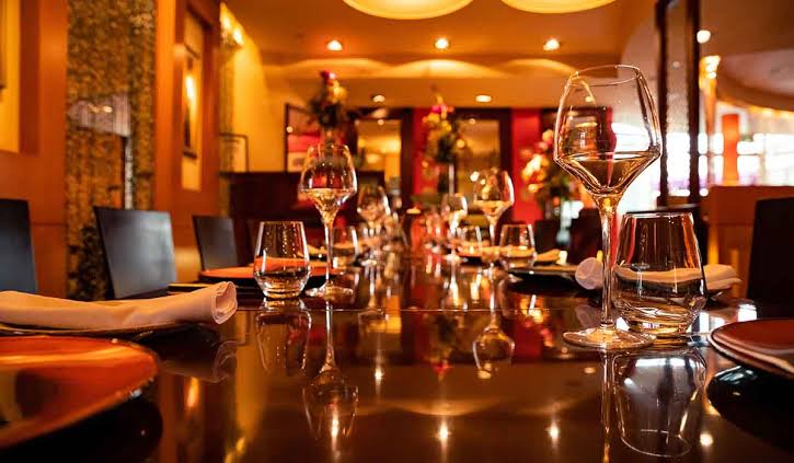 El exclusivo templo gastronómico donde la soberbia cavó su propia ruina., generada por IA
