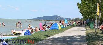 Balatonfenyves leírása balatonfenyvesi képek a környékbeli. Balatonfenyves Kozponti Szabadstrand Balatontipp