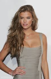 Root concealers are a temporary solution, but they're completely effective, and come in a variety of shades. Nina Agdal Frisuren Dunkelblonde Haare Dunkelblond