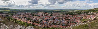 Zwischen mikulov und dem sieben kilometer südlich gelegenen drasenhofen in österreich besteht ein grenzübergang. Mikulov Wikipedia