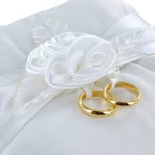 Oltre a realizzare partecipazioni di nozze spiritose ed originali puoi rendere il tuo matrimonio unico ed indimenticabile grazie a gadget matrimonio personalizzati esclusivamente per te con disegni fatti a mano. Cuscino Porta Fedi In Raso Con Roselline Gioielloro It La Tua Gioielleria