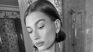 Moda autunno 2023: le Mary Jane di Hailey Bieber sono timeless