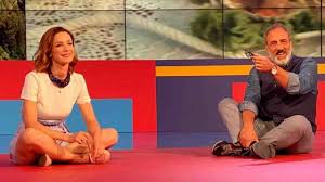La vita in diretta estate è un programma televisivo, versione estiva della trasmissione la vita in diretta, in onda su rai 1 dall'11 luglio 2011. La Vita In Diretta Estate Andrea Delogu Scoppia A Piangere Il Suo Gesto Commuove Tutti Baritalia News