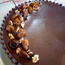 Torta Soffice Al Cioccolato Inumidita Con Bagna Al Rum Ripiena E Coperta Con Ganache Al Cioccolato Fondente Noci E Fichi Caramellati Ricette Torte Gustoso