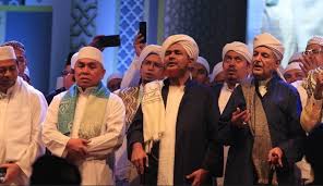 Kitab al barzanji is a literary work that contains sya'ir sya'ir, prose, and poetry arabic language which tells about the life history and genealogy of the prophet muhammad. Teks Mahallul Qiyam Maulid Diba I Lengkap Arab Latin Dan Terjemahannya Galeri Kitab Kuning