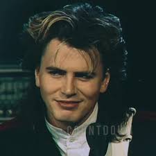 his hair in these two interviews 🤭