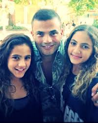 والدي كان داعما جدا، وتلقيت العديد من المكالمات منه، يخبرني بأنه فخور بي جدا. Amr Diab On Twitter With My Two Beautiful Girls Kinzy Jana Http T Co 6zr1hgp1fa