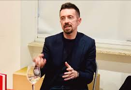 Quando in riunione di redazione ho detto che avrei intervistato andrea scanzi , due colleghe mi hanno suggerito un approccio piuttosto deciso: Mmfuh9xv O1cgm